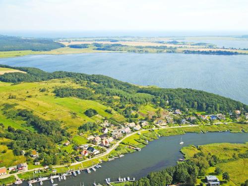 uma vista aérea de uma cidade e de um lago em Fachwerkhäuser Seedorf - Haushälfte "Sophie Charlott" mit Kamin und Terrasse em Seedorf