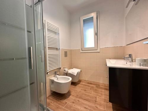 a bathroom with a sink and a toilet at NEW Duomo, Hospital, ENI - Cozy Home in San Donato Milanese