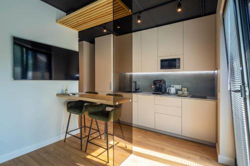 Virtuvė arba virtuvėlė apgyvendinimo įstaigoje Green Studio apartment in Vanagupė