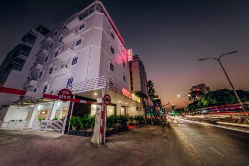 um edifício branco ao lado de uma rua à noite em Yen Nam Hotel Hoang Van Thu em Ho Chi Minh