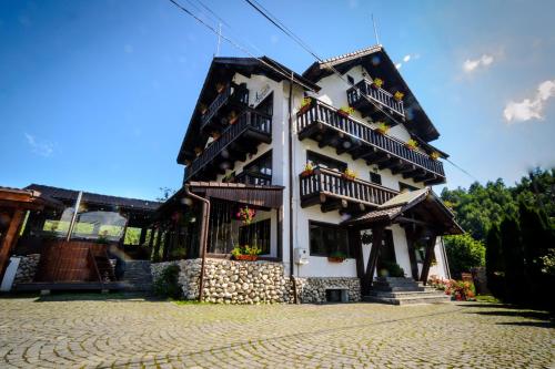 un edificio con balcones en un lateral en Bradutul de la Munte, en Bran