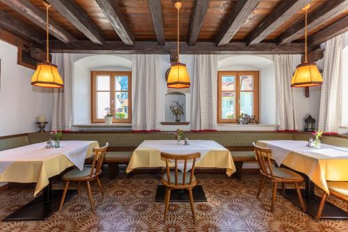 um restaurante com duas mesas, cadeiras e luzes em Der Graggober em Oberwölz Stadt
