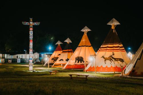 um grupo de tendas num campo à noite em INDIANA CAMP - 150 m od Suntago Park em Grabce