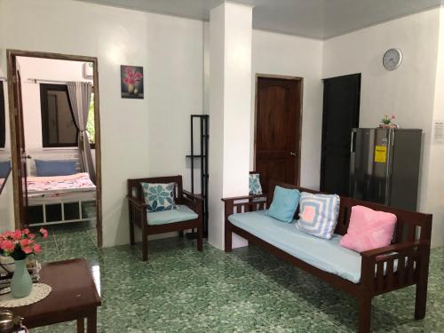 Ruang duduk di ABODE21 Guesthouse