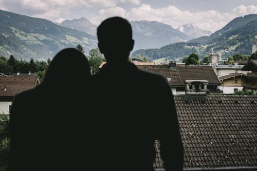 Ein allgemeiner Bergblick oder ein Berglick von des Aparthotels aus