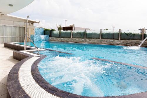 A piscina localizada em Hotel Mocambo ou nos arredores