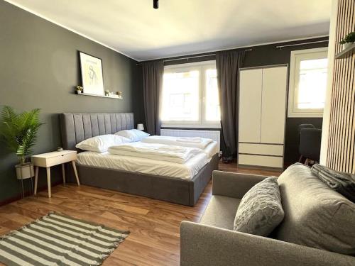 1 dormitorio con 1 cama y 1 sofá en Urban I Modern I Stylish I Smart, en Viena