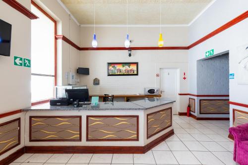 Televisyen dan/atau pusat hiburan di Cape palm royal guest house