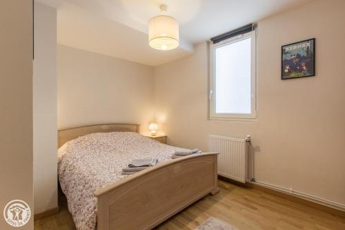 une chambre avec un lit et une fenêtre dans l'établissement La villa d'Oche -L'Appartement-, à Vinzier