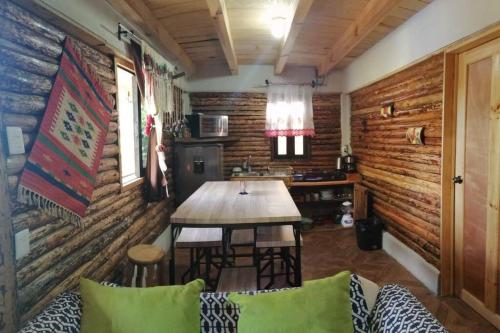 聖克里斯托瓦爾－德拉斯卡薩斯的住宿－LIN K'AK' Cabaña San Cristobal de las casas，小木屋内带桌子的用餐室