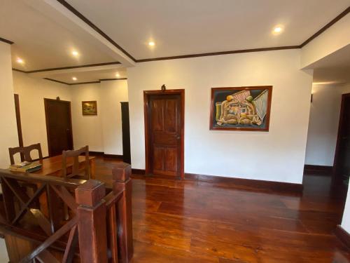 um quarto com uma mesa e um quadro na parede em Golden Lotus Boutique Hotel em Luang Prabang