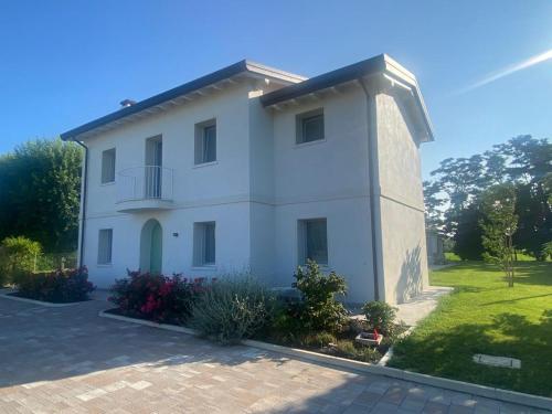 a large white house with a yard at Ca' Maggiolo in Cinto Caomaggiore