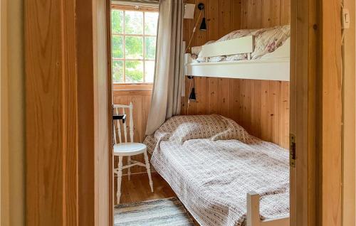 1 Schlafzimmer mit 2 Etagenbetten und einem Fenster in der Unterkunft Beautiful Home In Eggedal With House A Mountain View in Kleiv
