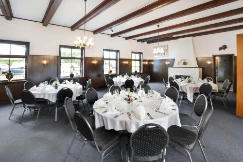 En restaurant eller et andet spisested på Den Gamle Kro Hornslet