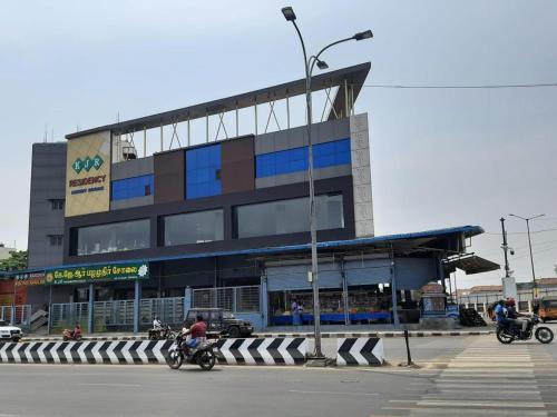 un edificio con moto parcheggiate di fronte di KJR Residency&Rooms a Chennai