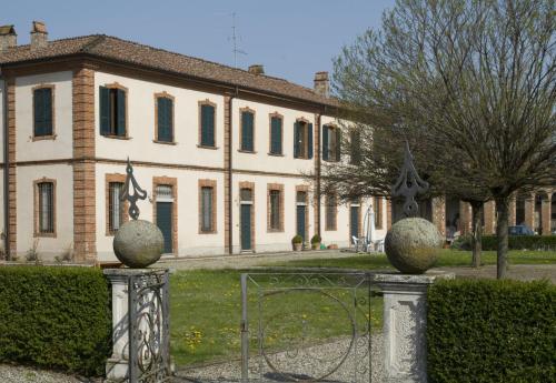 duży, biały budynek z dwoma przed nim w obiekcie Palazzo Turro Bed & Breakfast w mieście Podenzano