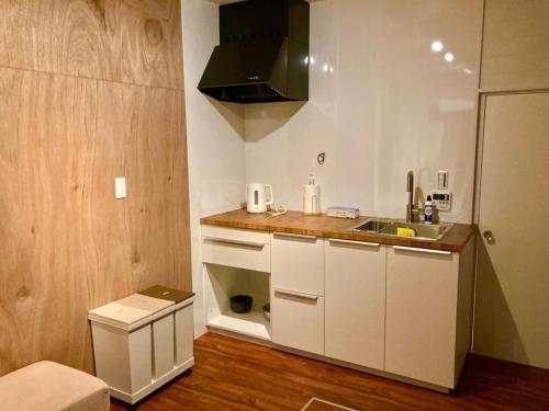 a small kitchen with a sink and a counter at ＡＴＴＡ ＨＯＴＥＬ ＫＡＭＡＫＵＲＡ - Vacation STAY 16380v in Kamakura