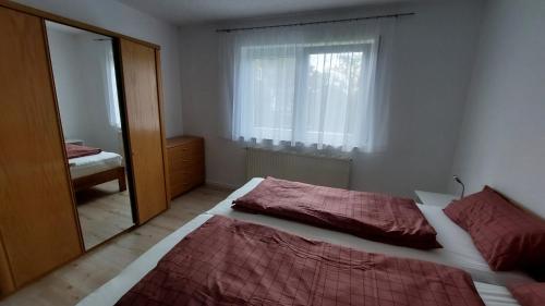 um quarto com uma cama e uma grande janela em Appartement, komplett saniert, 47 m², mit Terrasse und Gartennutzung em Meinerzhagen