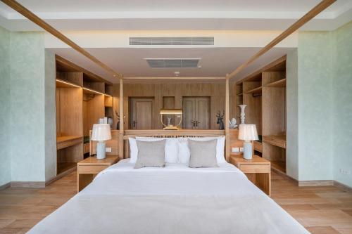 Pak Chong的住宿－Locanda Villanova Bed & Breakfast，一张大床,位于带两盏灯的房间
