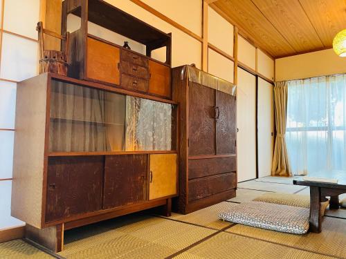 a large wooden cabinet in a room with a window at ＡＴＴＡ ＨＯＴＥＬ ＫＡＭＡＫＵＲＡ - Vacation STAY 33593v in Kamakura