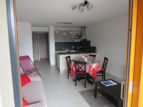 a kitchen and dining room with a table and chairs at Horizon Vauban in Briançon