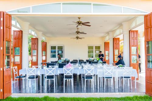 Restoran või mõni muu söögikoht majutusasutuses Paeporpiang (เพพอเพียง)