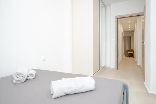due asciugamani su un tavolo in una stanza bianca di Central appartment, Ierapetra a Ierápetra