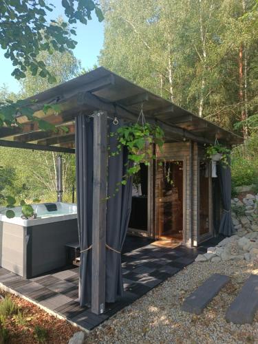 a gazebo with a tub in a garden at Mucharskie Stodoły Stodoła II - Garden Spa in Jaszczurowa