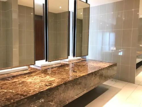 Ένα μπάνιο στο Almas Suites Puteri Harbour / Nusajaya JB 5 min to Legoaland Homespace Cozy room near 2nd link