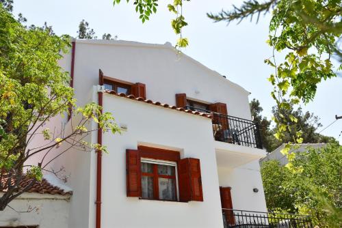 Το κτήριο όπου στεγάζεται  η παραθεριστική κατοικία