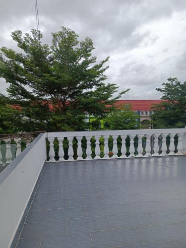 芹苴的住宿－Kim Ngân 2's，上面有植物的白色围栏