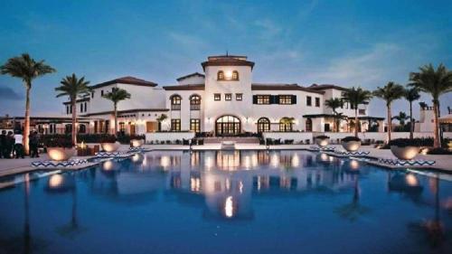 Πισίνα στο ή κοντά στο Two bedroom apartment at Mivida Boulevard