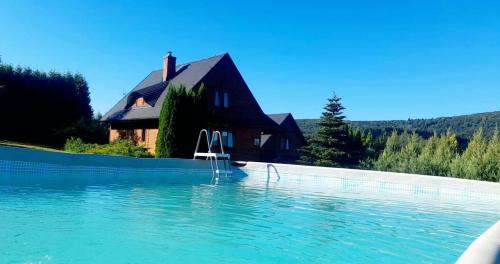 Bazén v ubytování Bieszczadzki Ośrodek Wypoczynkowo Konferencyjny DANFARM nebo v jeho okolí