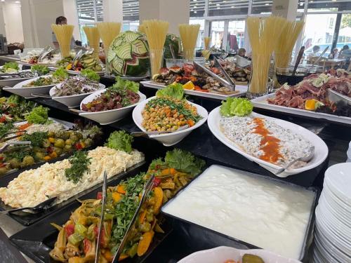 ein Buffet mit verschiedenen Speisen auf einem Tisch in der Unterkunft Grand Hotel Nirvana - All Inclusive & Free Beach Access in Sonnenstrand