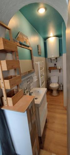 une salle de bain avec un lavabo et des toilettes dans l'établissement A la petite maison, à Arès