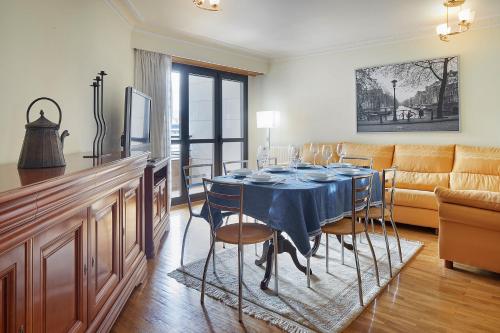 a dining room with a blue table and chairs at EARRA - Salbide Duplex - Garaje, 7 min de la playa in Zarautz