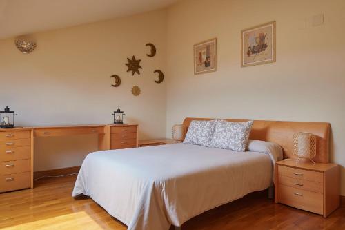 a bedroom with a bed and a dresser at EARRA - Salbide Duplex - Garaje, 7 min de la playa in Zarautz