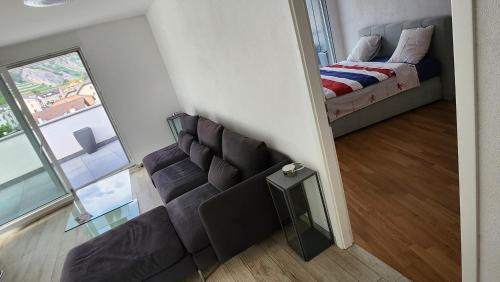 uma sala de estar com um sofá e uma cama em Luxury Appartement de 130 m2 avec 3 chambres em Ardon