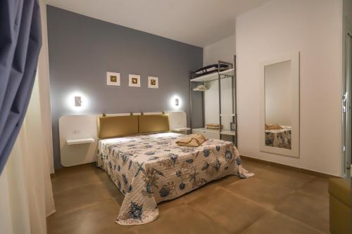 ein Schlafzimmer mit einem Bett in einem Zimmer in der Unterkunft Domus B&B Le Nereidi in Lampedusa