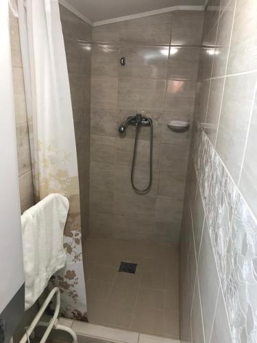 une salle de bain avec une douche avec un rideau de douche dans l'établissement Cuki lak, à Kiszombor