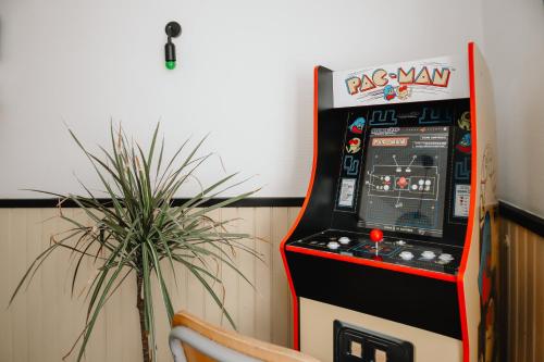 a jacks way video game machine next to a plant at Le Cap 80… La suite des nostalgiques in Gujan-Mestras