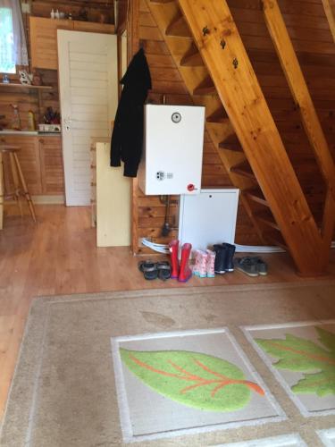 a room with a rug on the floor and two boxes at Leśny domek in Koronowo