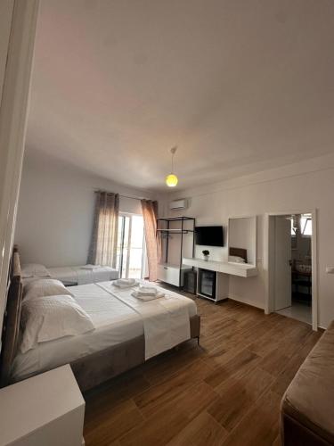 Ένα ή περισσότερα κρεβάτια σε δωμάτιο στο Hotel Belle Vue