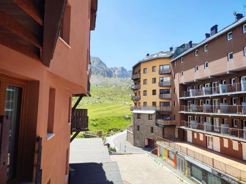 einen Blick von einem Balkon aus zwei Gebäuden in der Unterkunft AC Apartaments Suite in Pas de la Casa