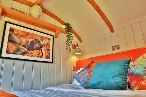 um quarto com uma cama e uma fotografia na parede em The Garden Rooms at Lonton em Durham
