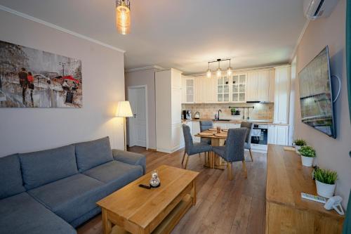 a living room with a couch and a table at Apartamentul Cetății Alba Iulia in Alba Iulia