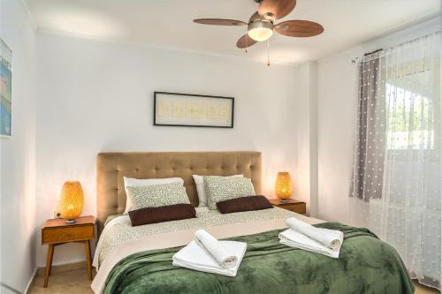 una camera da letto con un letto e due asciugamani di Bay Lodge Alykanas ad Alikanás
