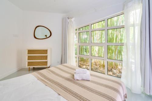 une chambre avec un lit et une grande fenêtre dans l'établissement Nocnoc Le Parasol, à Marseille