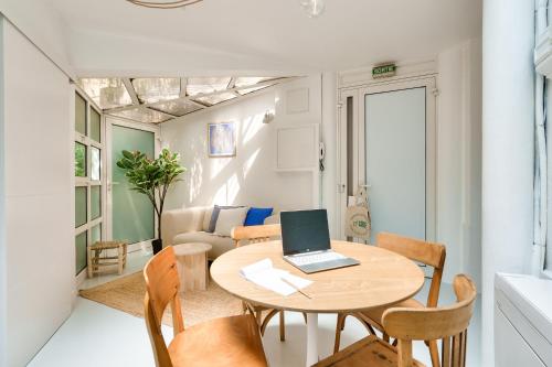 une pièce avec une table avec un ordinateur portable dessus dans l'établissement Nocnoc Le Parasol, à Marseille
