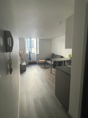 a room with a kitchen and a living room at Appartement calme au cœur de la ville in Lons-le-Saunier